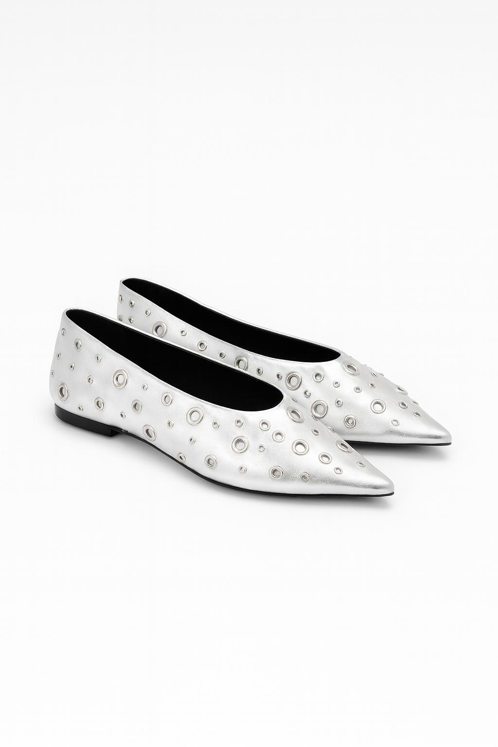 Sapato bailarina prata com tachas