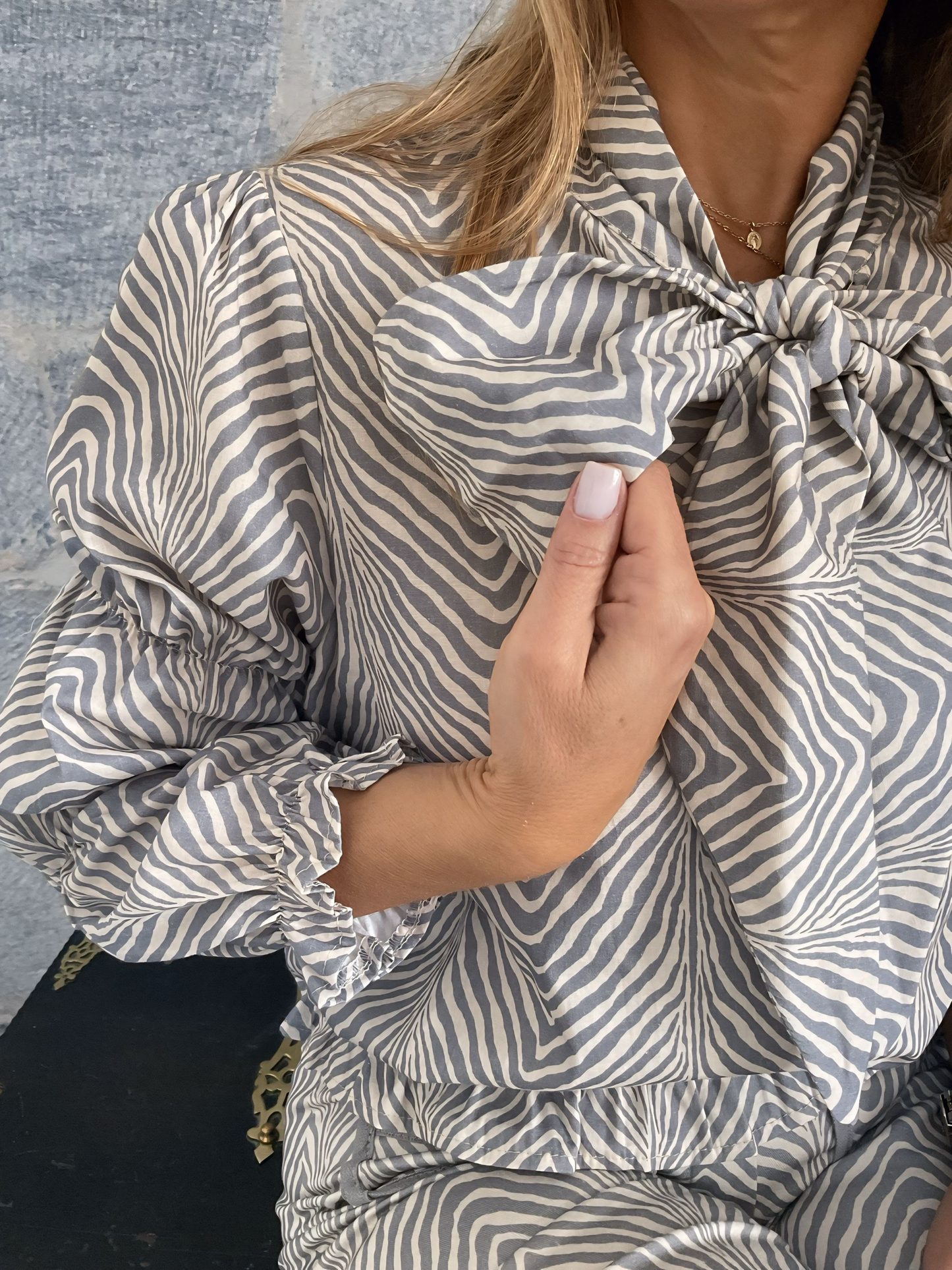 Camisa zebra de cor cinza