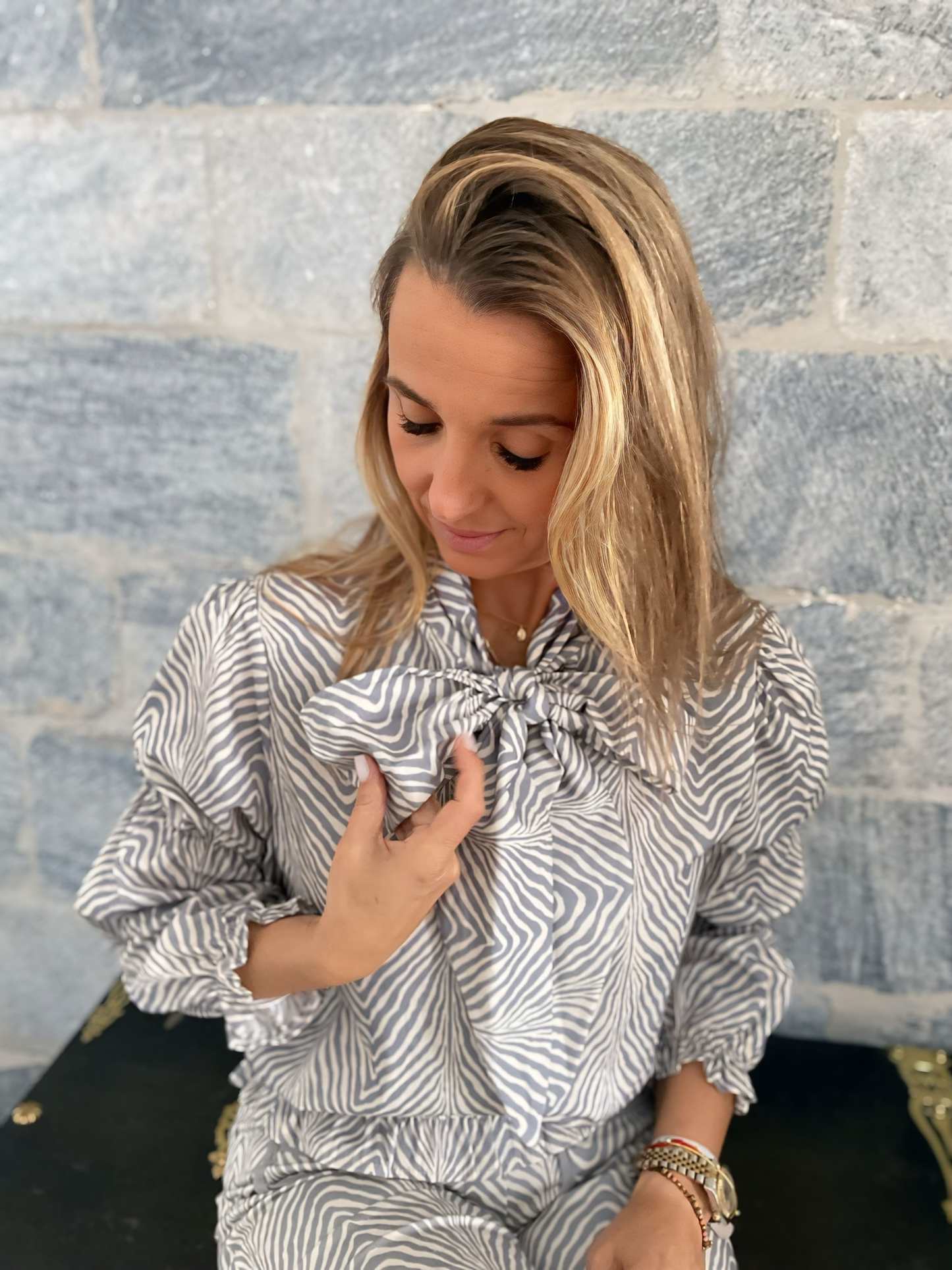 Camisa zebra de cor cinza