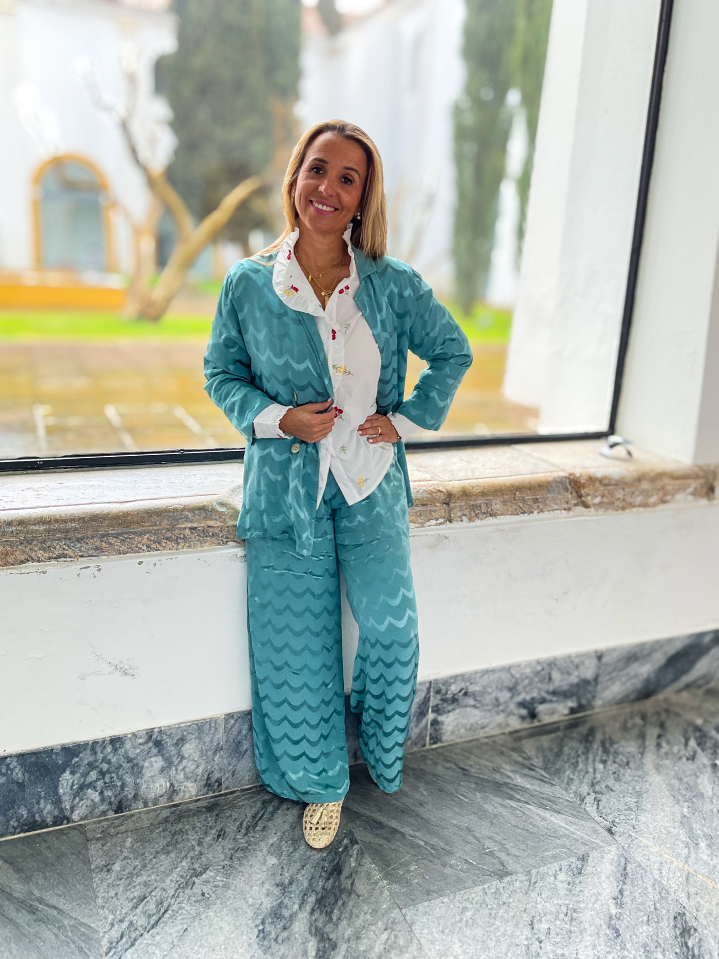 Casaco de cetim de cor azul esverdeados