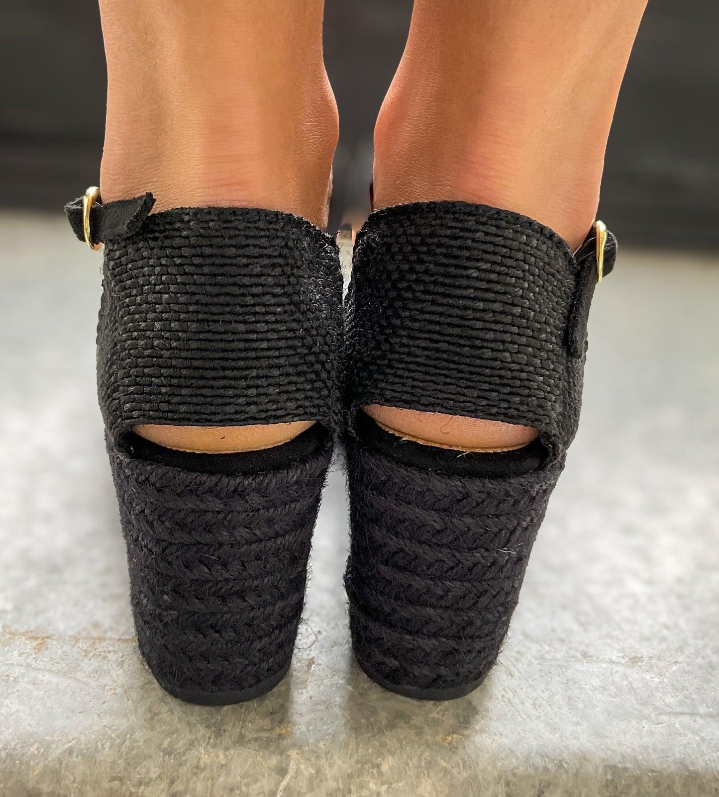 Sapato de cunha alta em cor preto