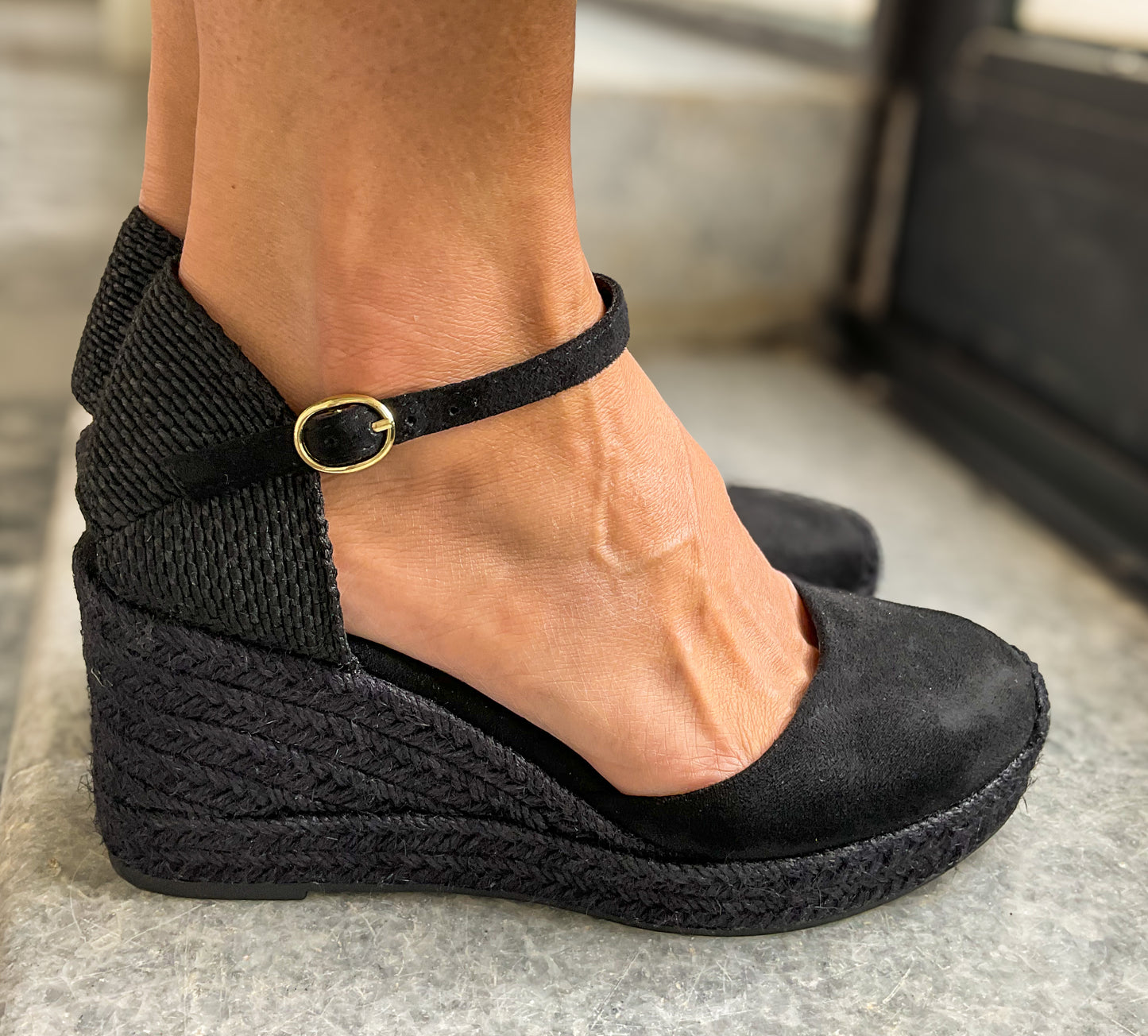 Sapato de cunha alta em cor preto