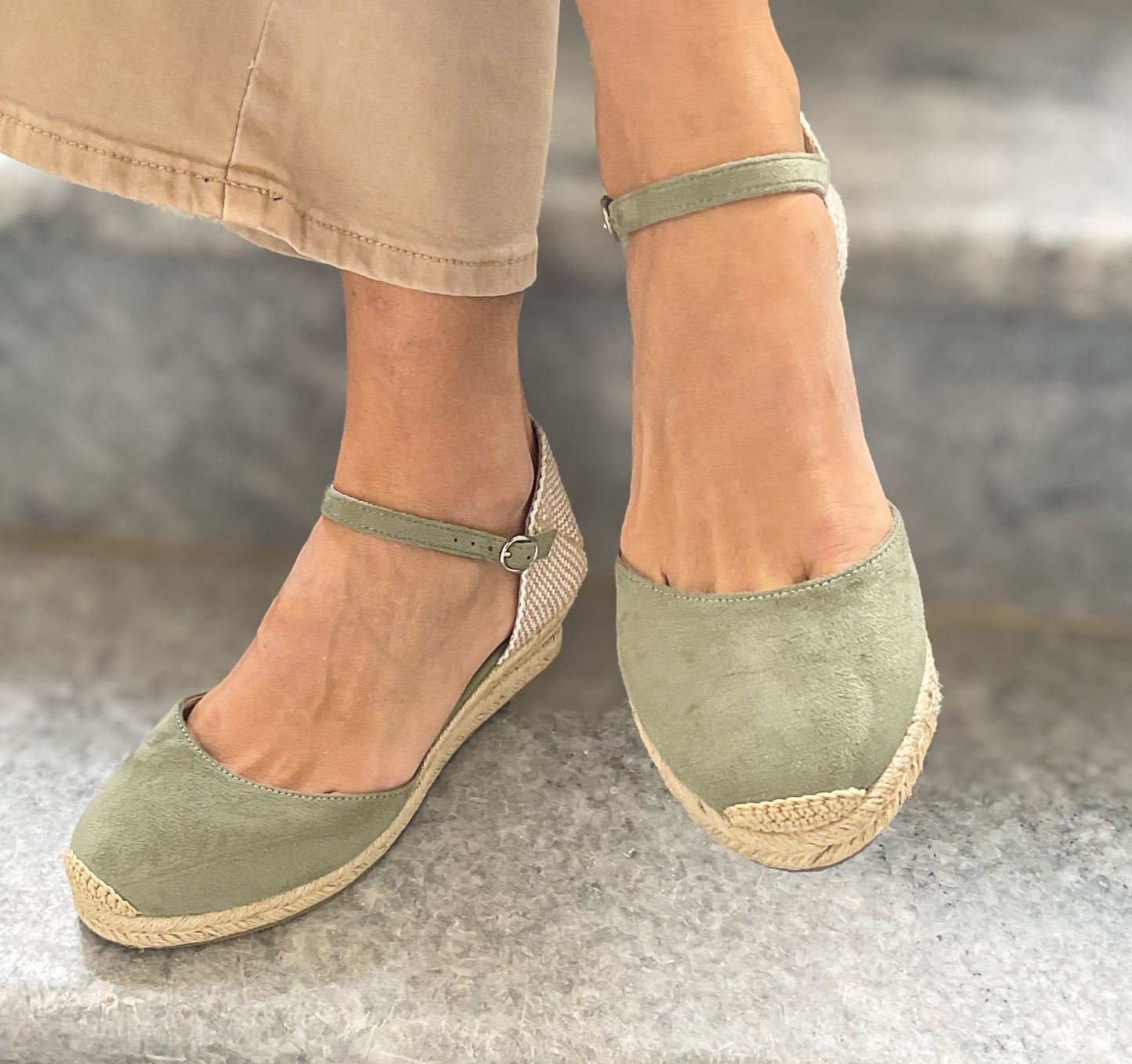 Sapato de cunha baixa em cor verde