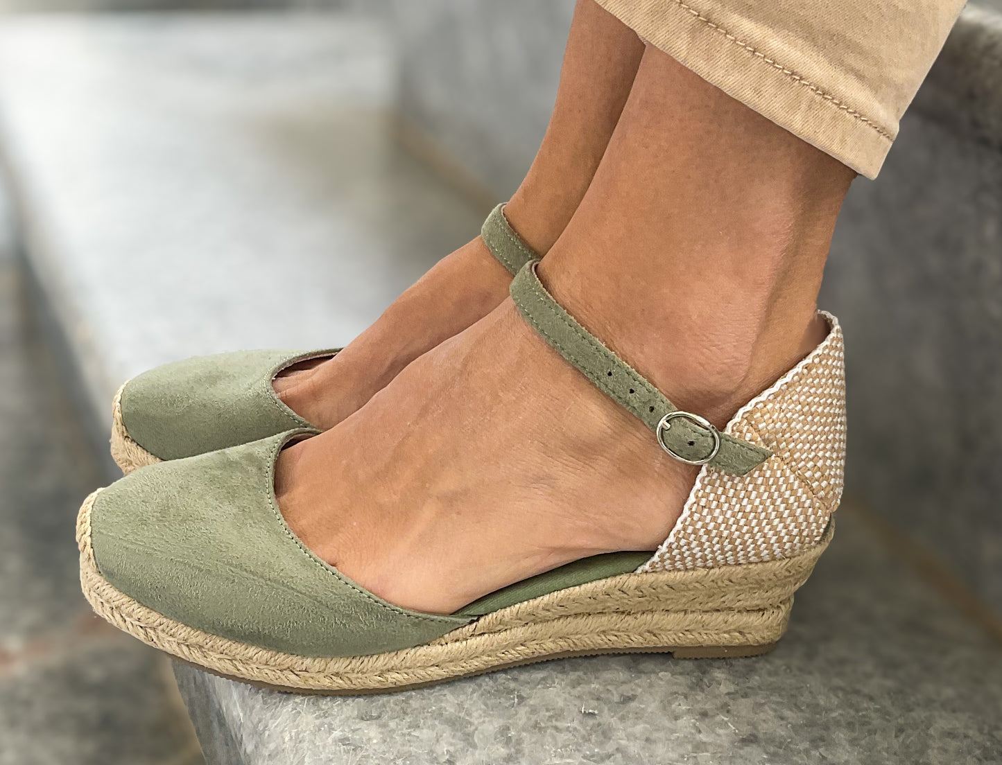 Sapato de cunha baixa em cor verde