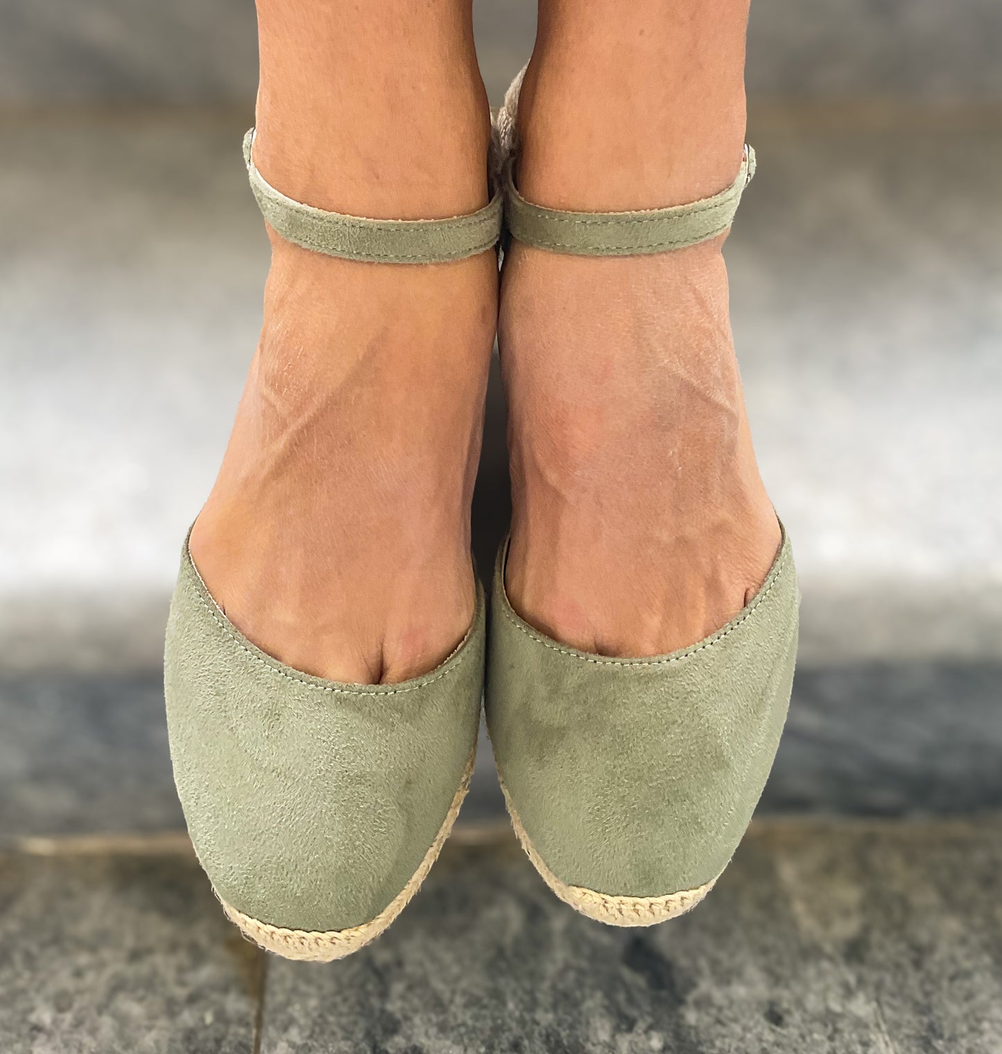 Sapato de cunha baixa em cor verde