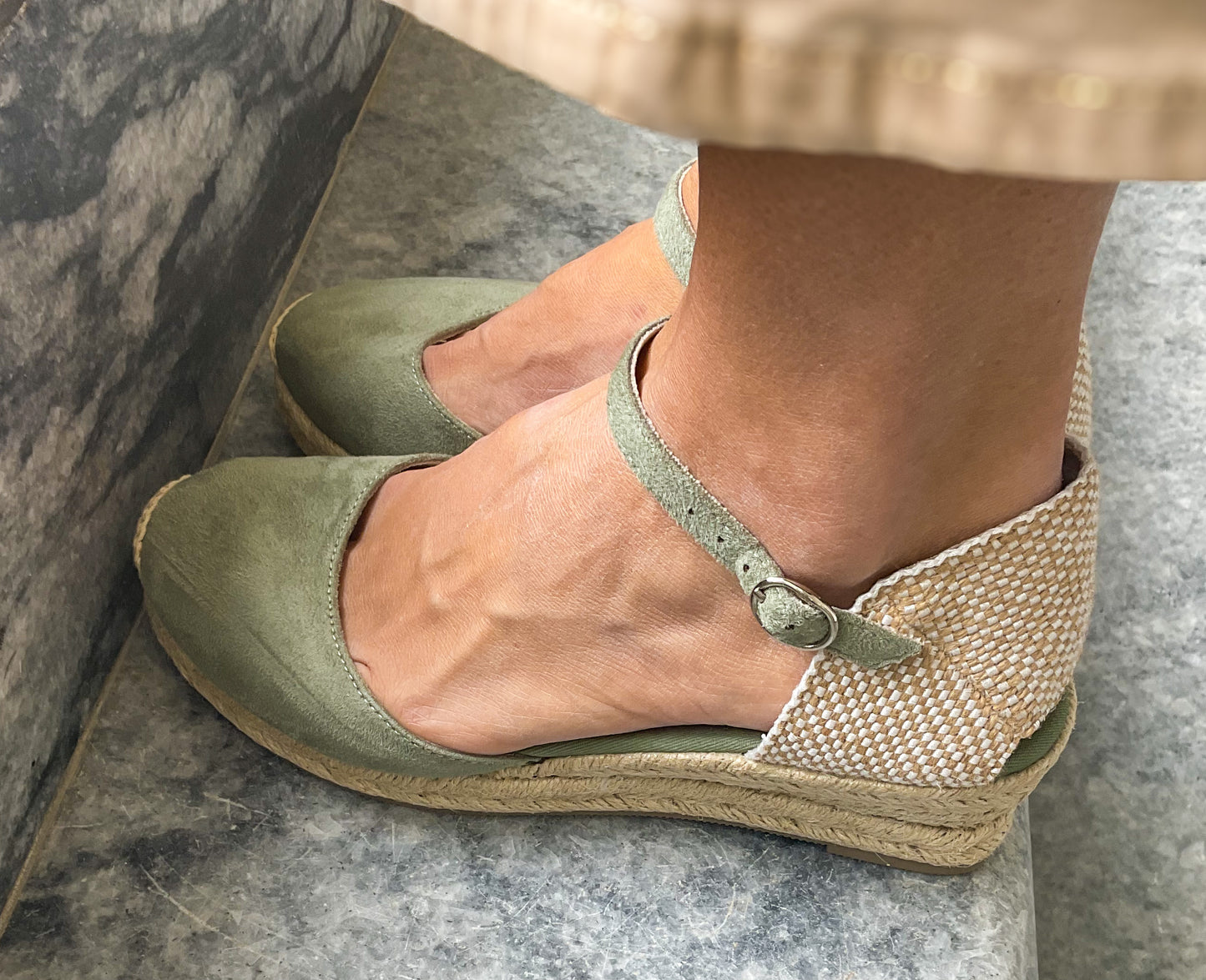 Sapato de cunha baixa em cor verde