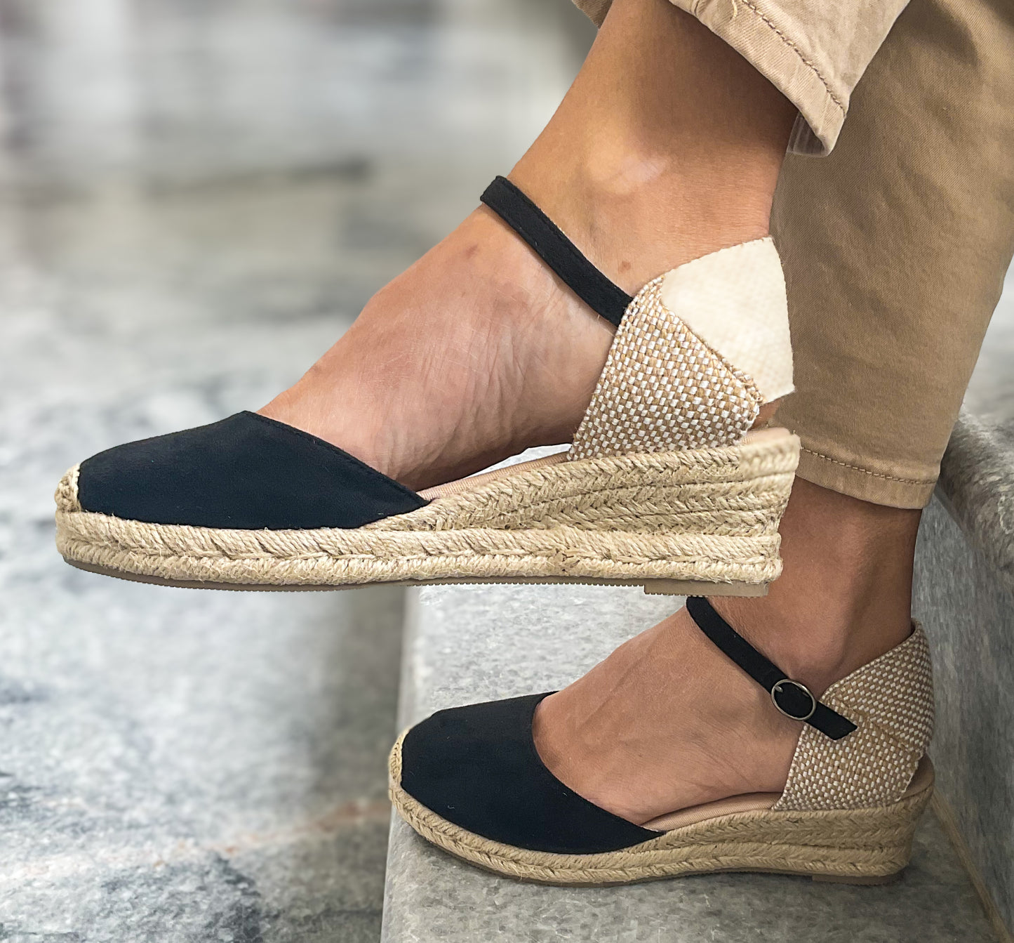 Sapato de cunha baixa em cor preto