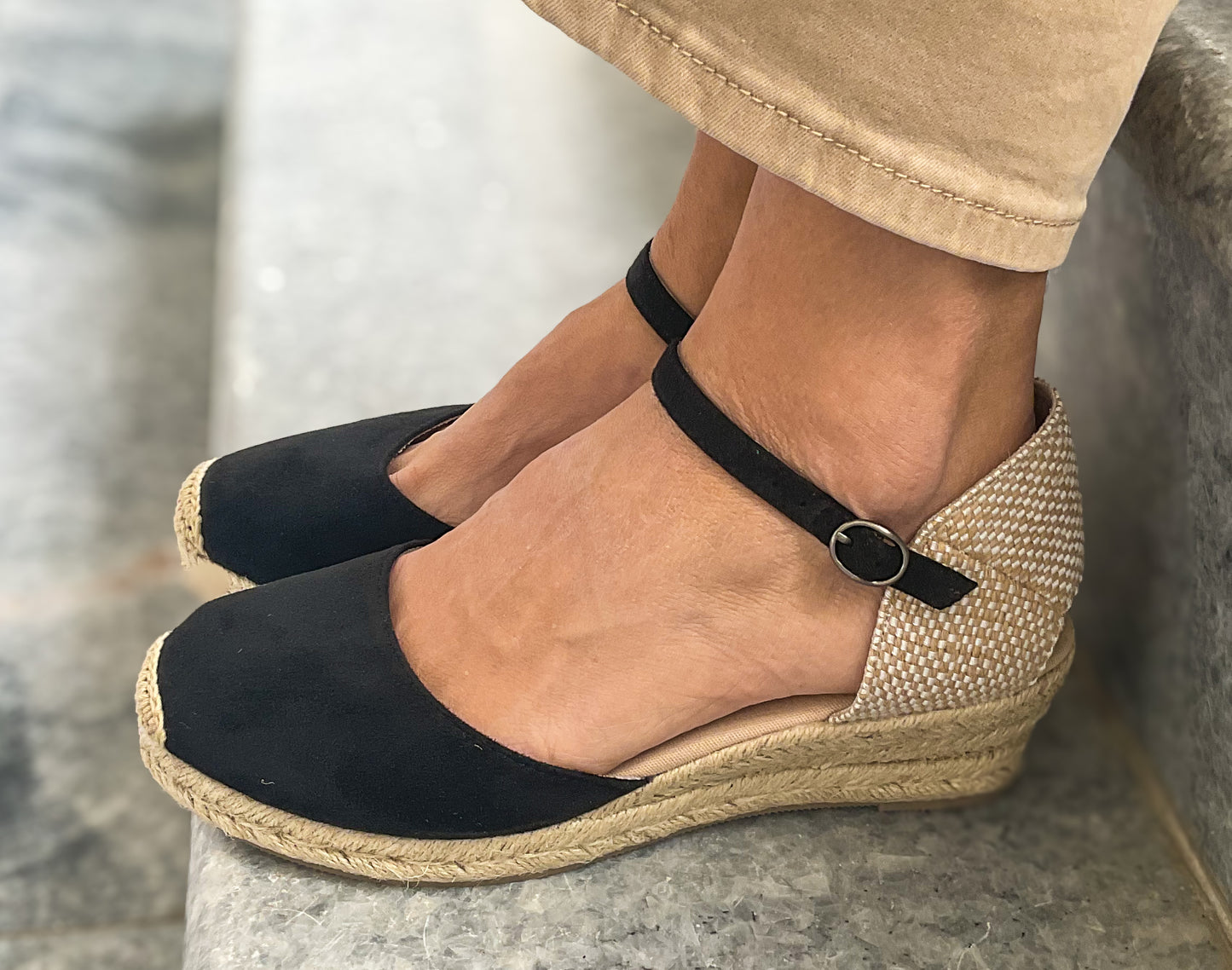 Sapato de cunha baixa em cor preto