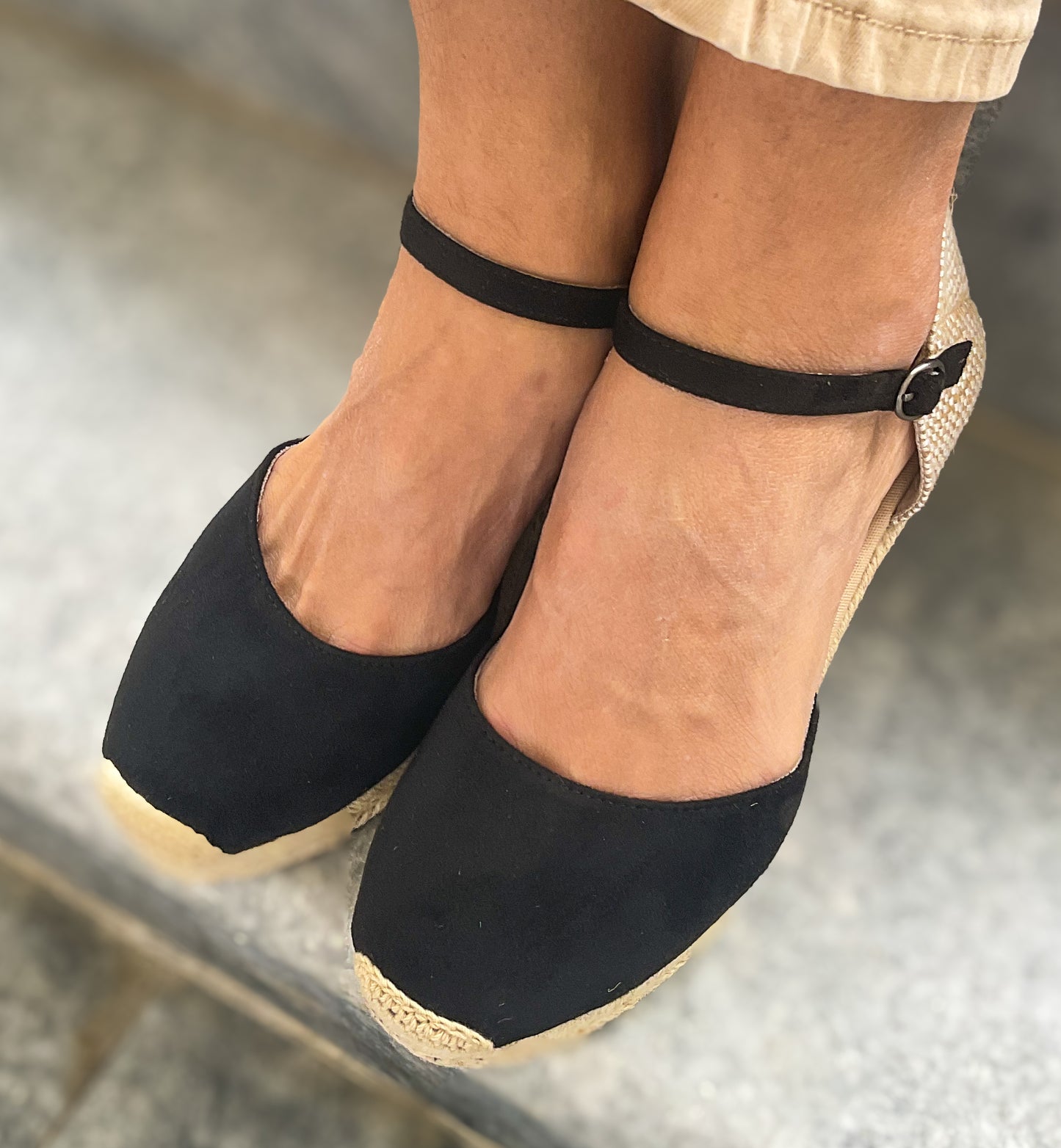 Sapato de cunha baixa em cor preto