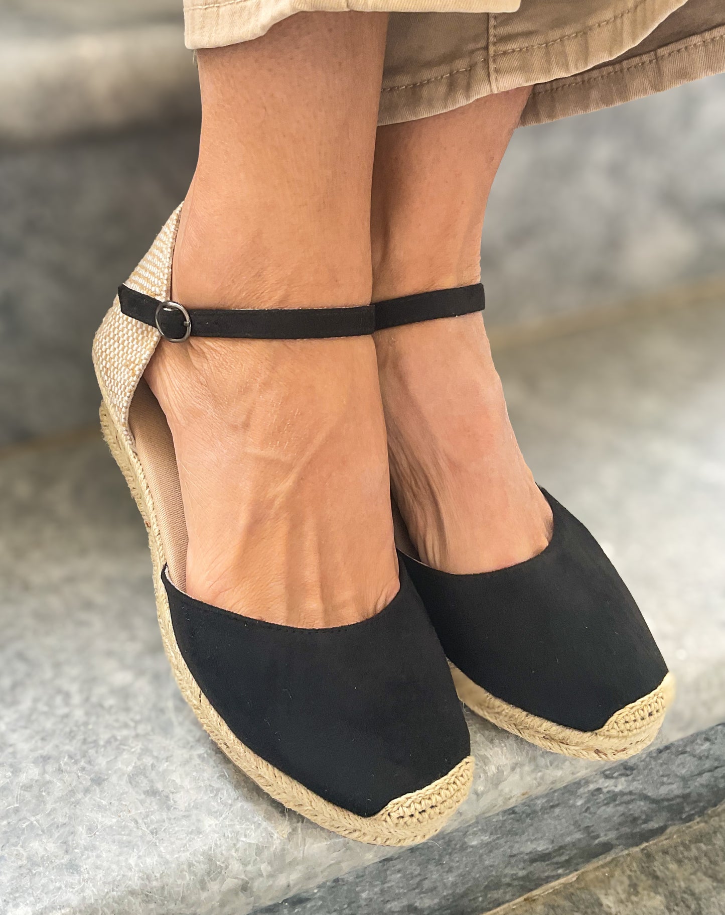 Sapato de cunha baixa em cor preto