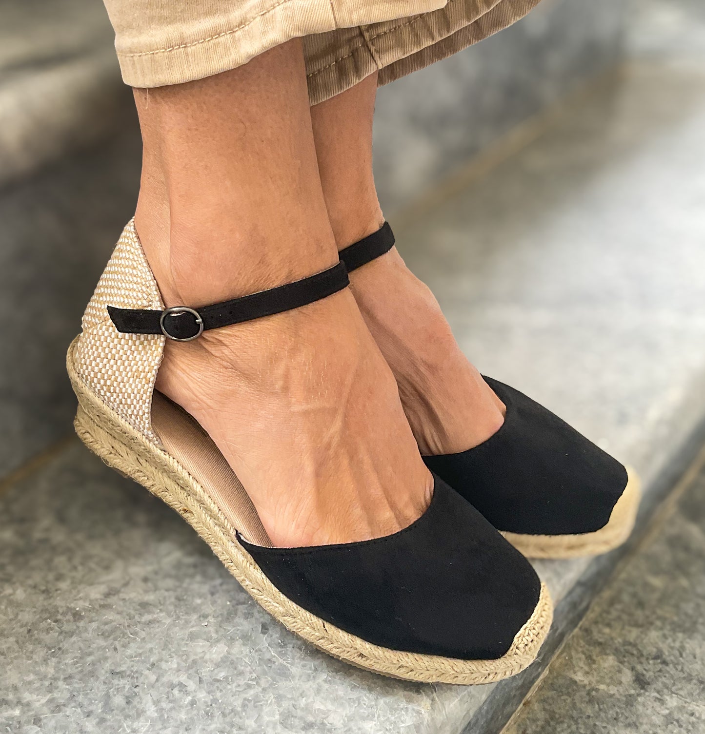 Sapato de cunha baixa em cor preto