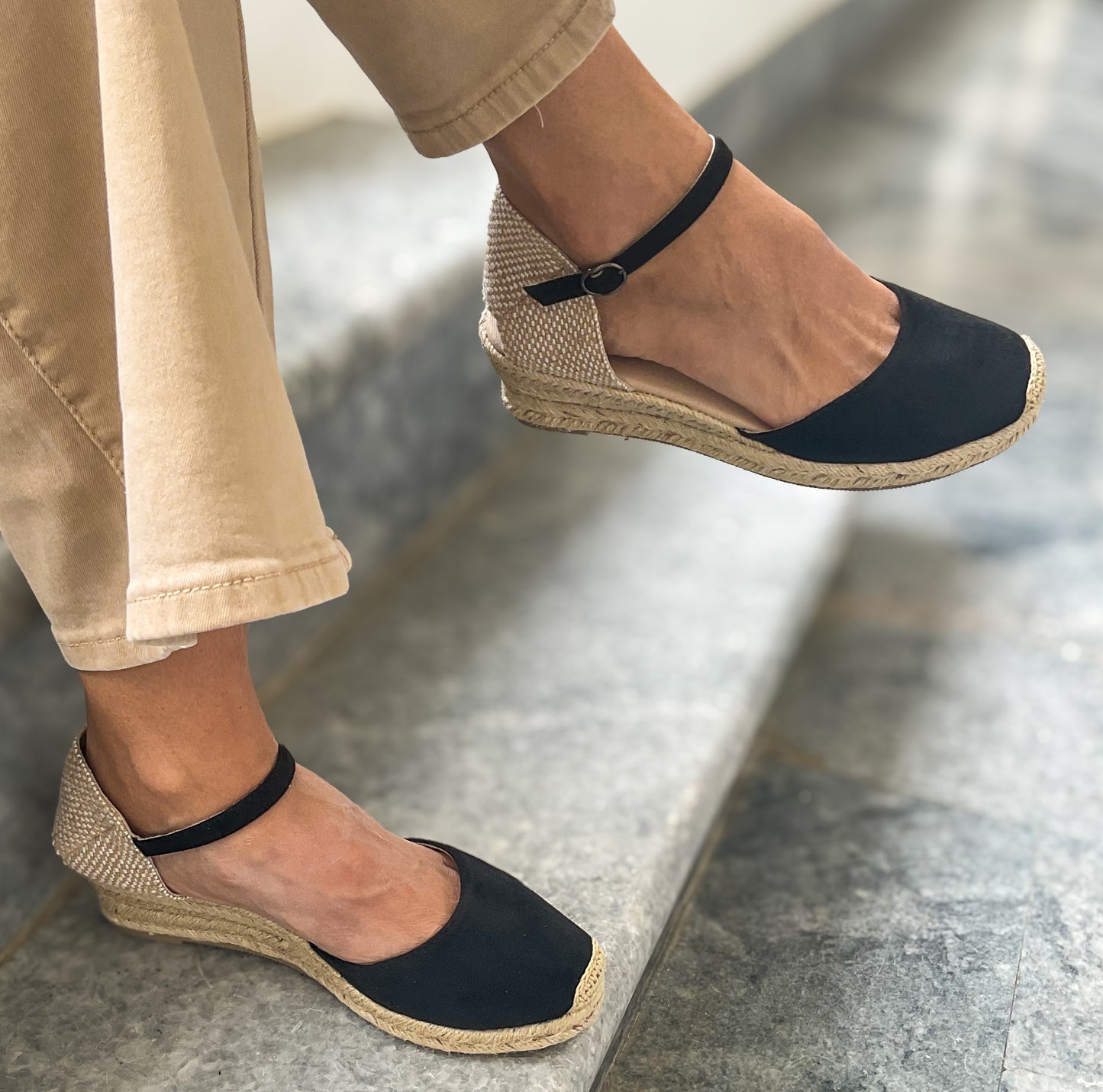 Sapato de cunha baixa em cor preto