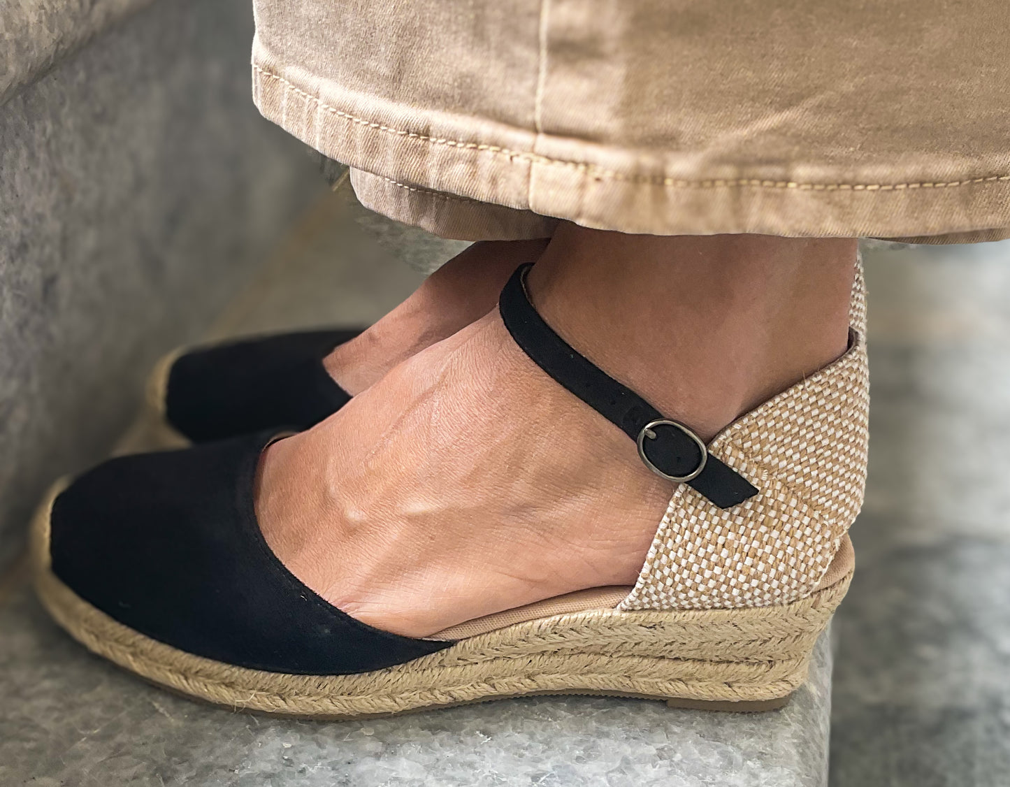 Sapato de cunha baixa em cor preto