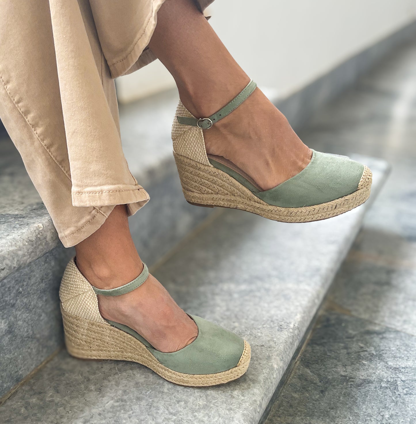 Sapato de cunha alta em cor verde