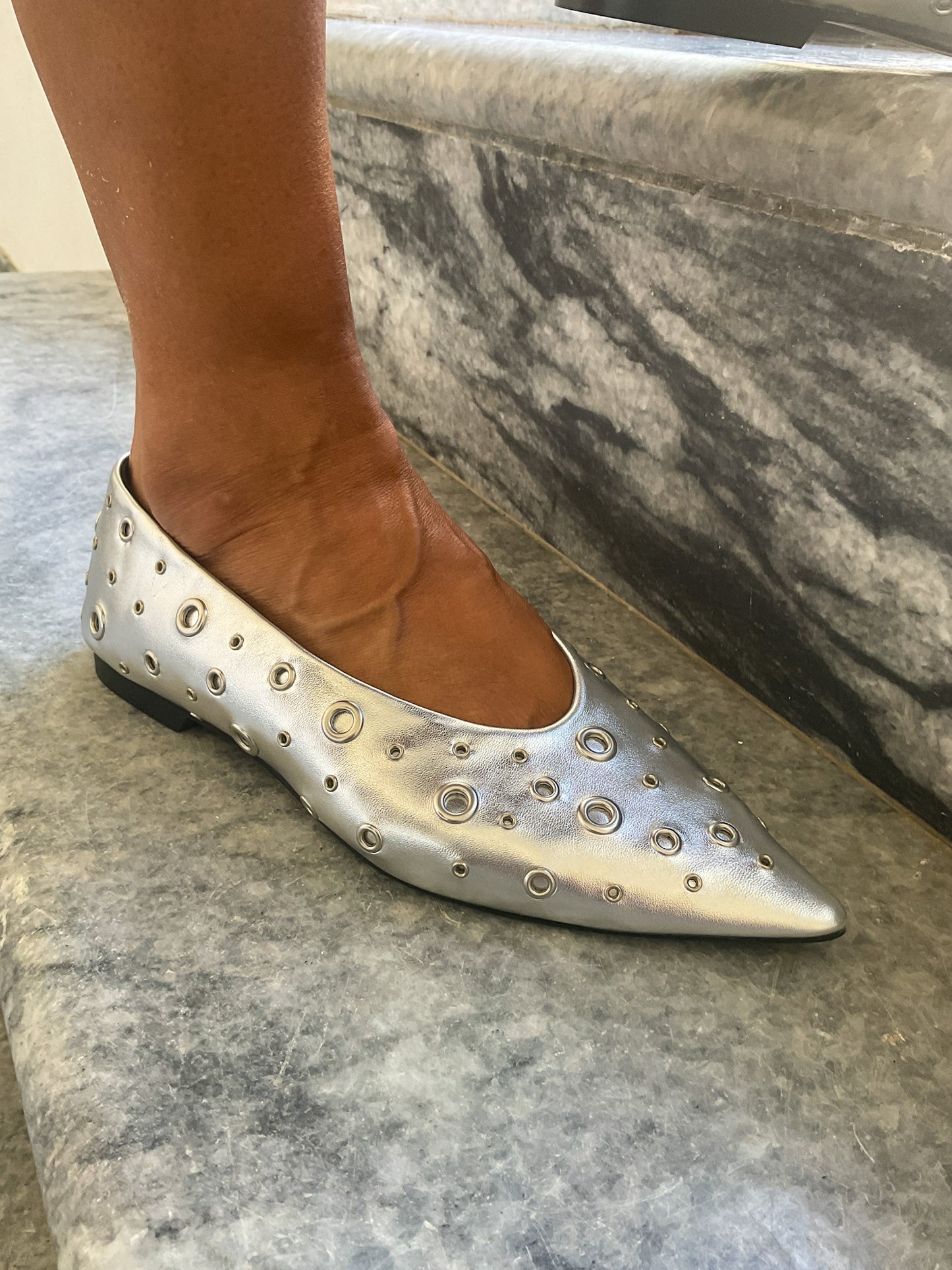 Sapato bailarina prata com tachas