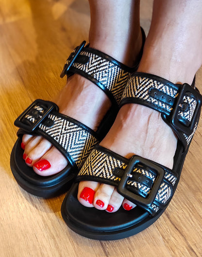 Sandália preta com padrão branco e preto