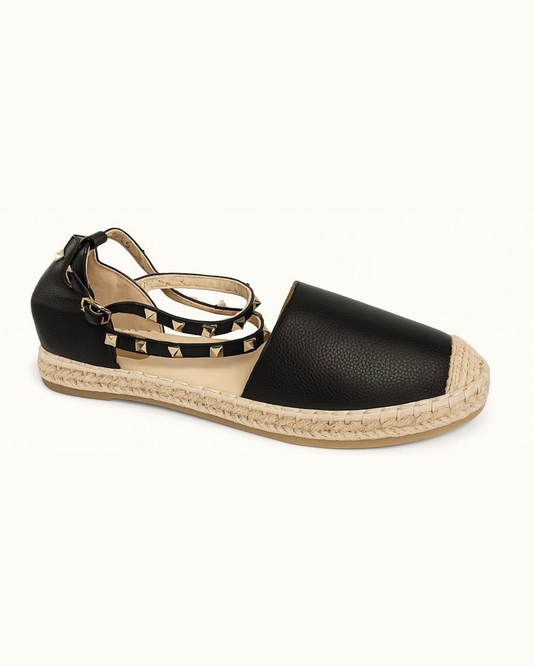 Sapato preto com tachas