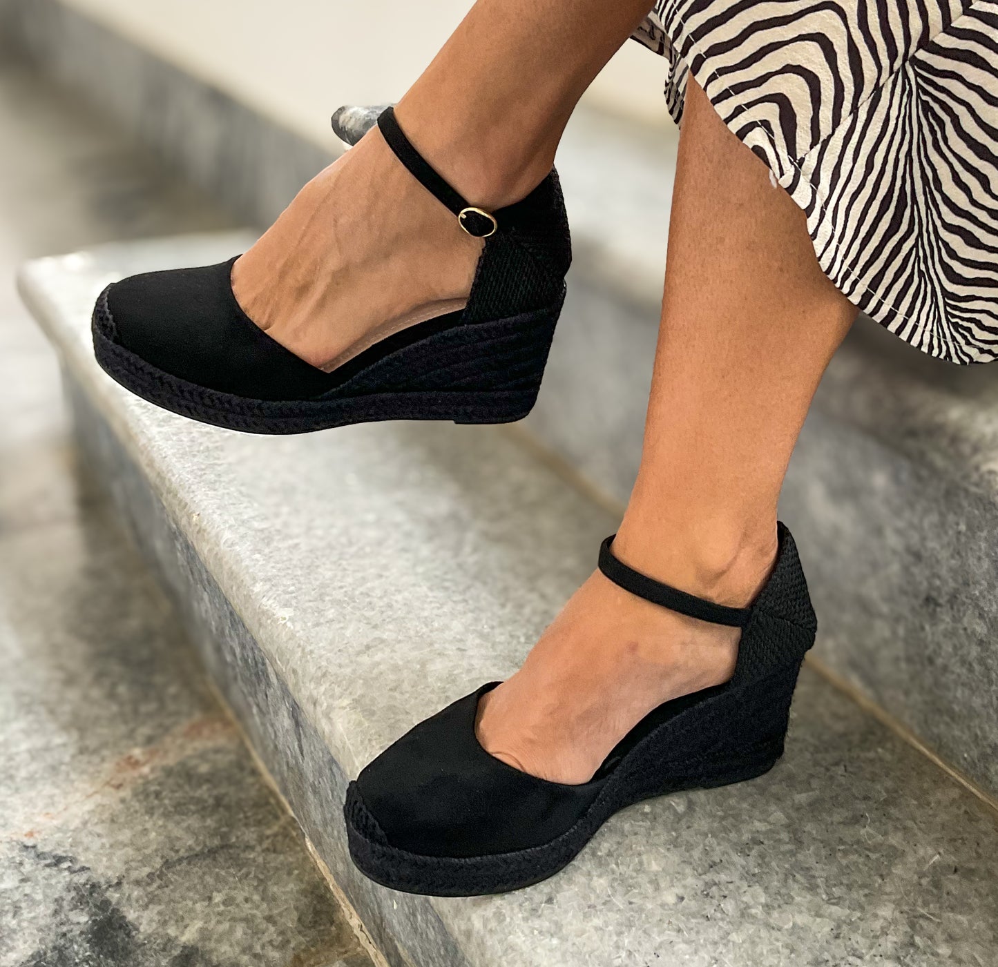 Sapato de cunha alta em cor preto