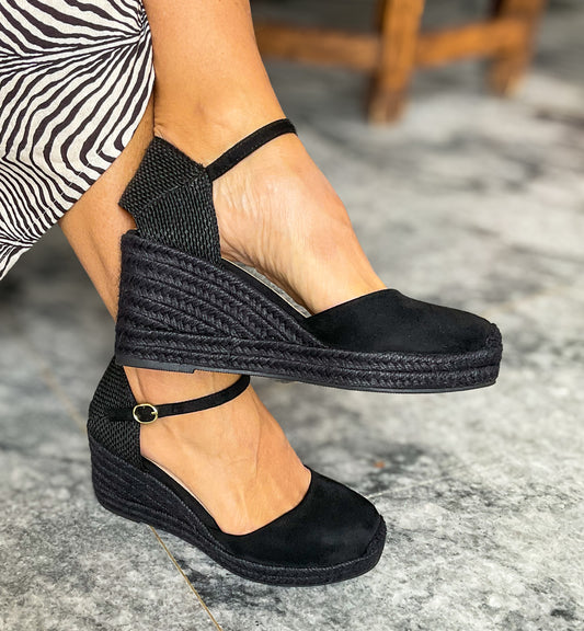 Sapato de cunha alta em cor preto