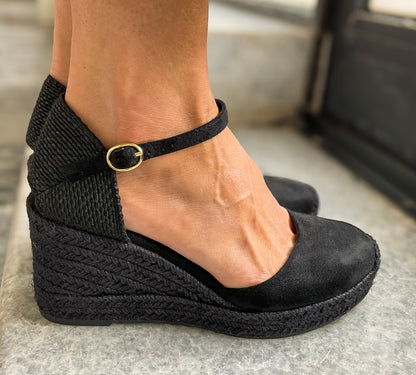 Sapato de cunha alta em cor preto