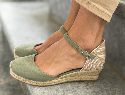Sapato de cunha baixa em cor verde