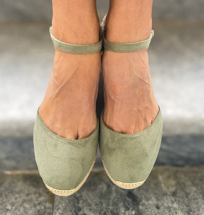 Sapato de cunha baixa em cor verde