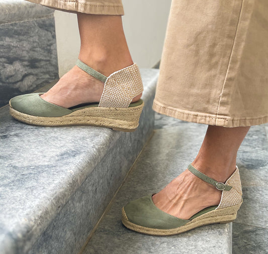 Sapato de cunha baixa em cor verde