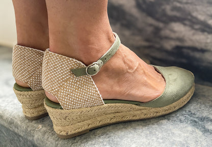 Sapato de cunha baixa em cor verde