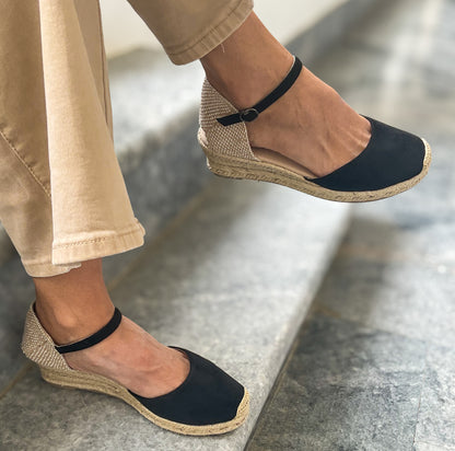 Sapato de cunha baixa em cor preto