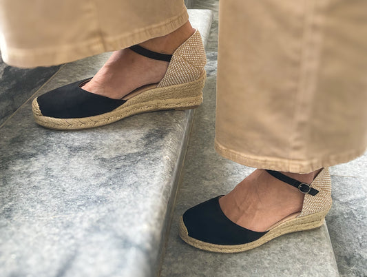 Sapato de cunha baixa em cor preto