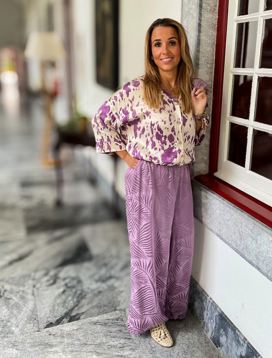 Calça em cetim de cor lilás