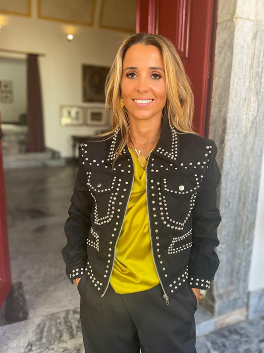 Casaco de preto com tachas